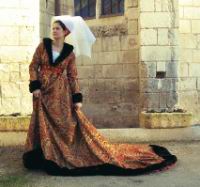 Robe a tassel (15eme) - Grande robe ceinturee sous la poitrine (www.ladamedatours.com)